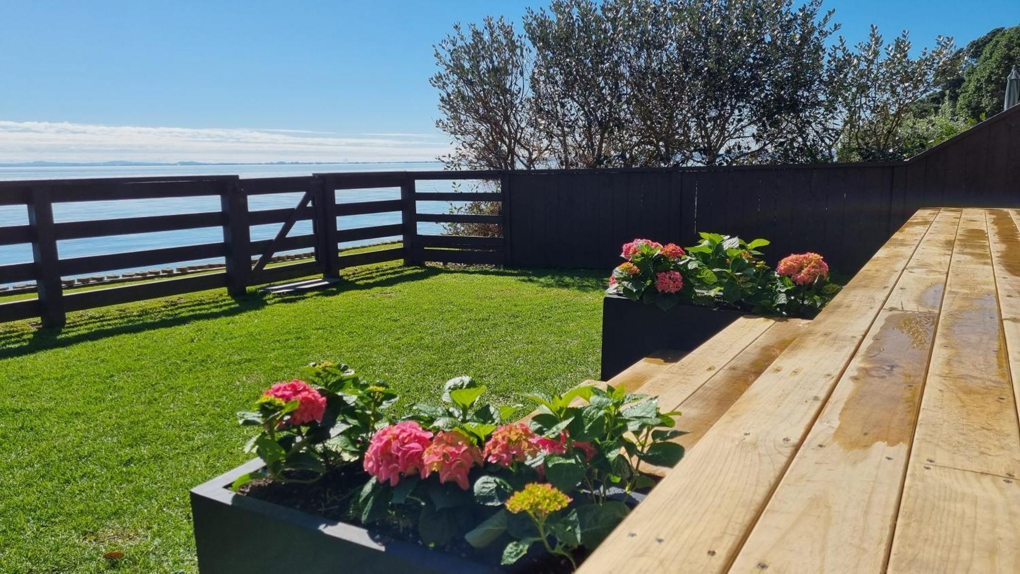 Red Rock Cottage, Beachfront Luxury Clarks Beach Екстер'єр фото